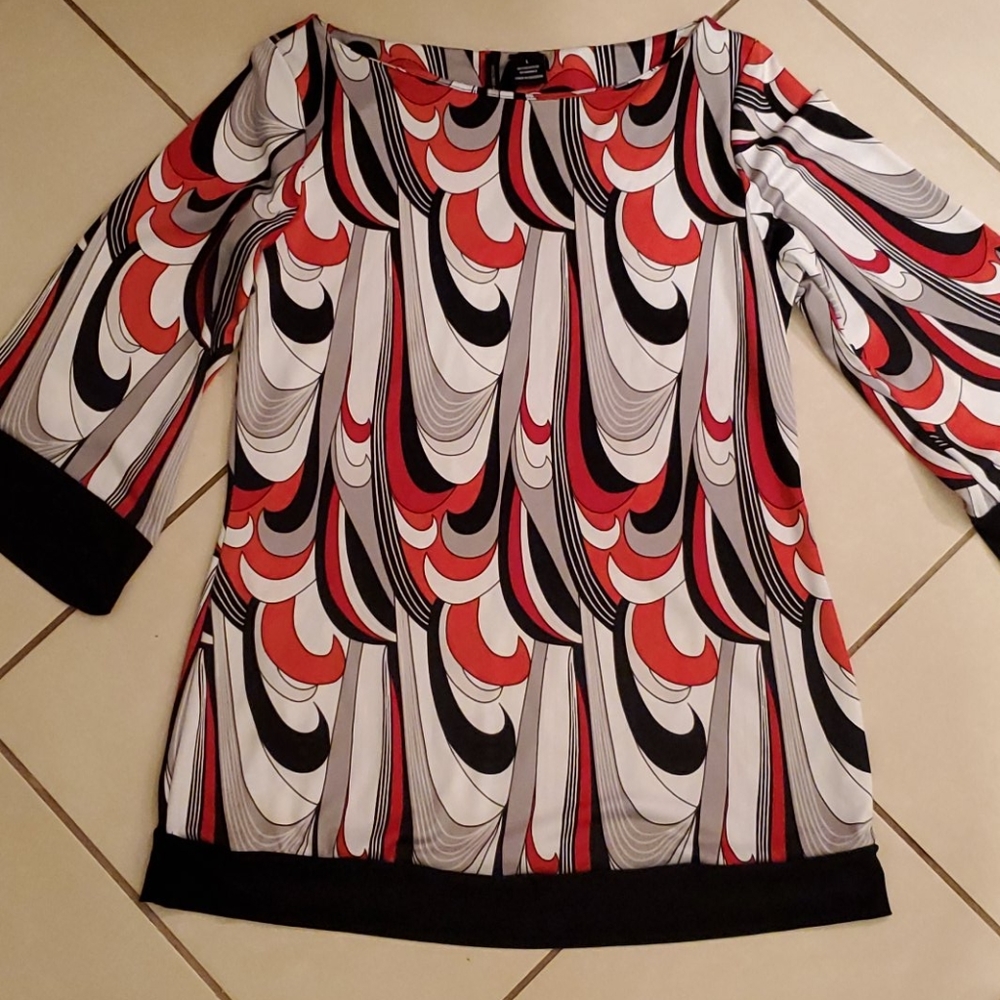**7 for $25 Pretty blouse with a unique design..